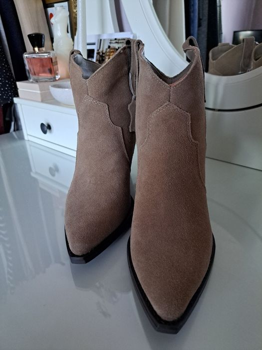 Zamszowe botki kowbojki