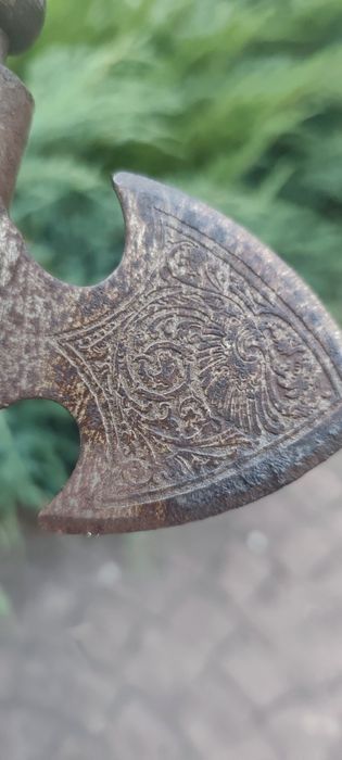 Stary przedmiot dekoracyjny z metalu i drewna – kolekcjonerski