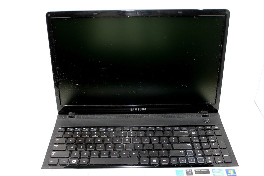 Laptop sprawny Samsung z ladowarka