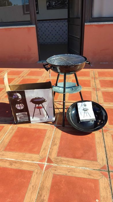 Cadeiras de camping e churrasqueira portátil