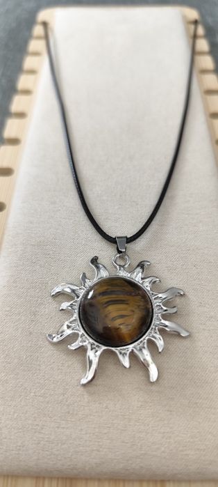 Colar com sol e pedra no centro