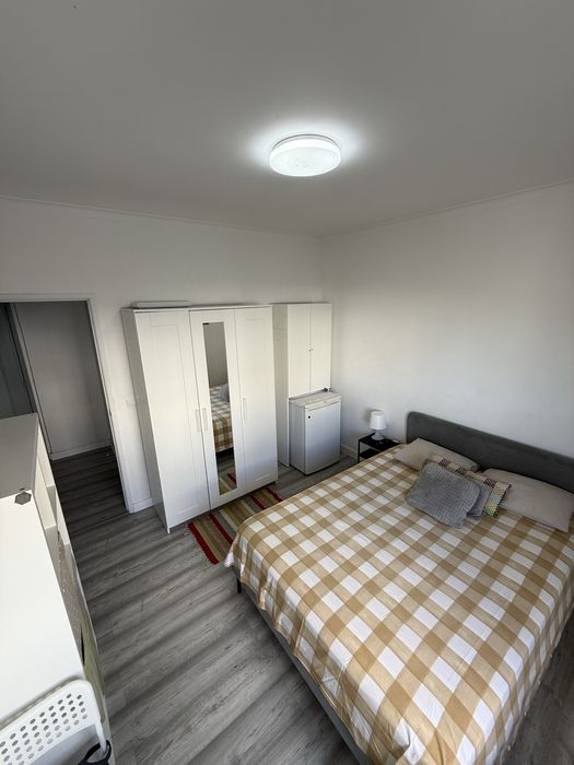 Quarto mobiliado clean para casal em São Brás Amadora