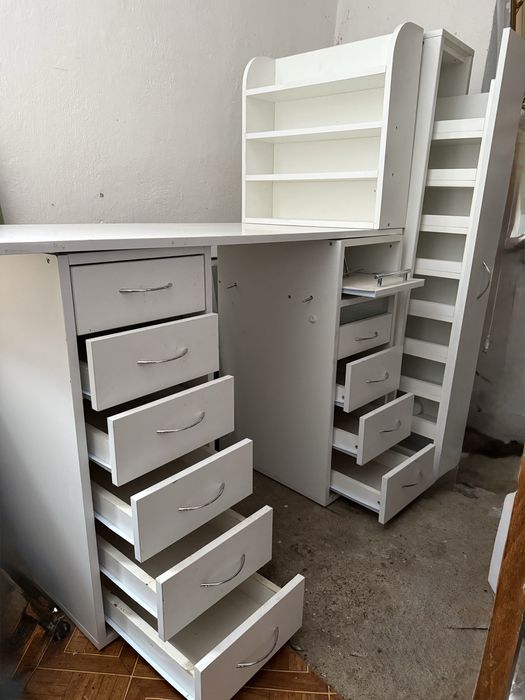 Манікюрний стіл