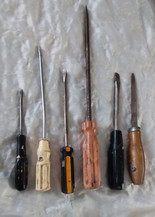 Инструменты  разные для ремонта  отвёртки  плоскогубцы  ключи рожковые