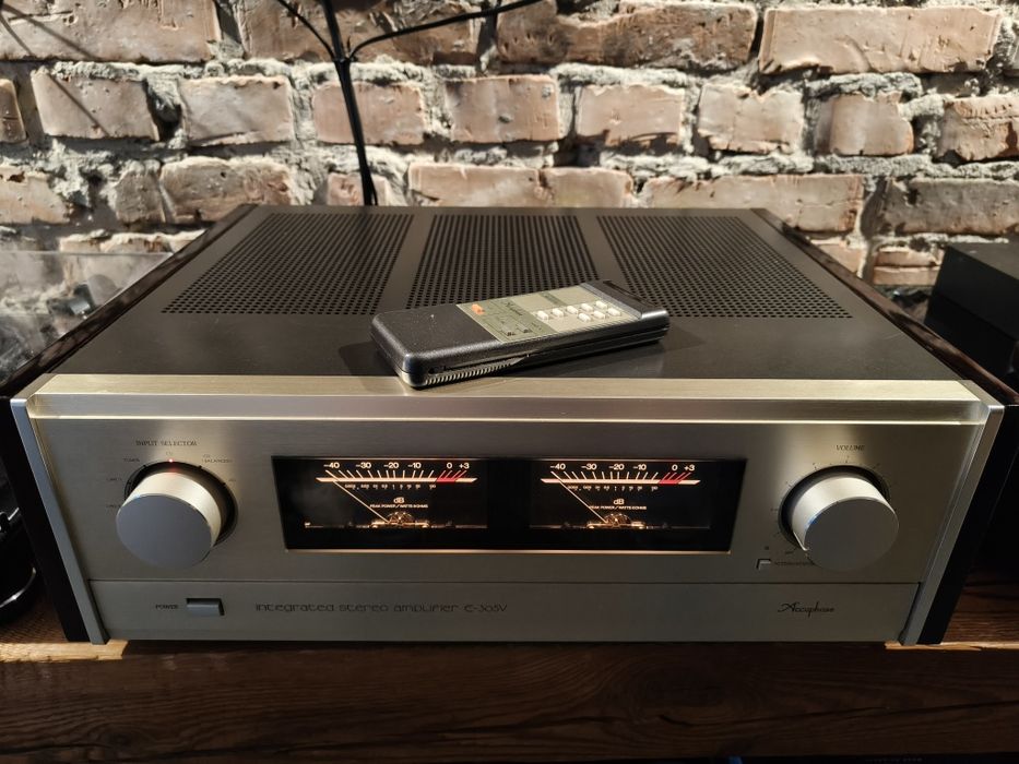 Wzmacniacz Accuphase E305V z pilotem.