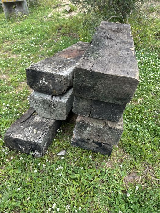 Vendo sulipas usadas em linha de comboio.