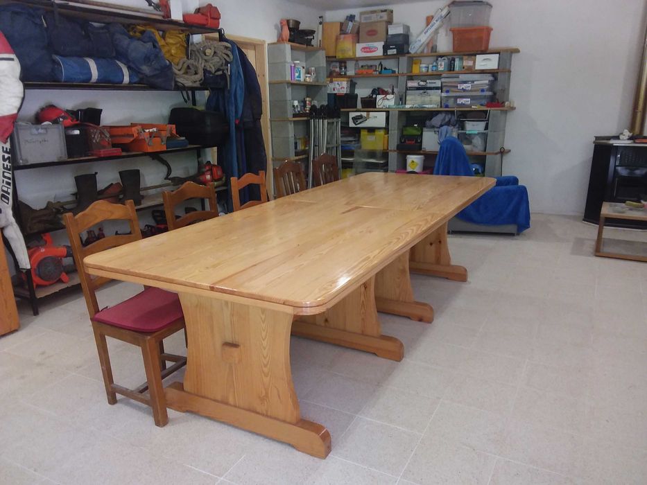 mesa em pinho maciço extensivel para 12 pessoas usada 1 vez