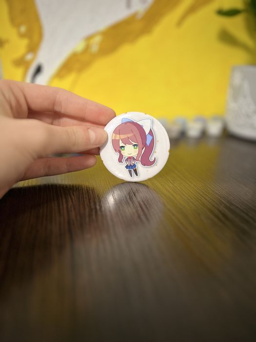 Значок з Монікою