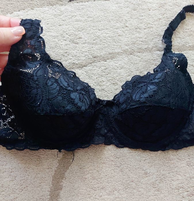 Бюстгалтери нові:  чорний, білий,  синій