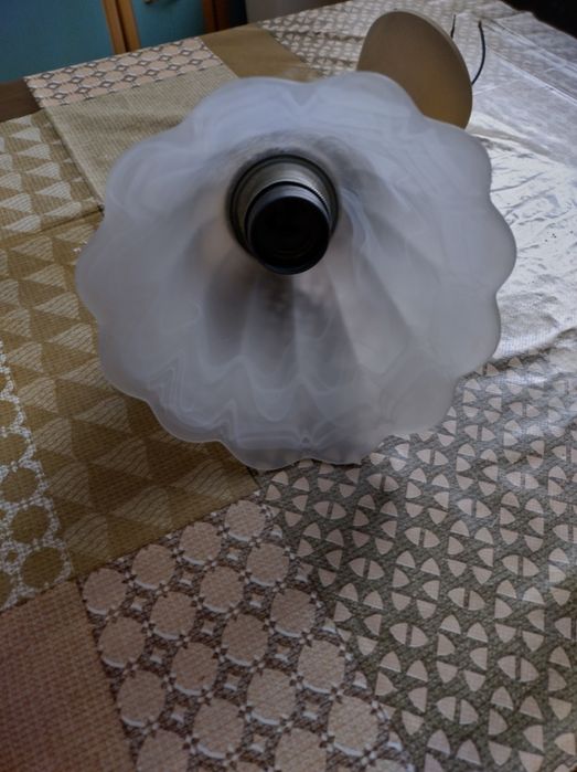 Lampa sufitowa. Klosz ze szkła koloru mlecznego.Sprawna.