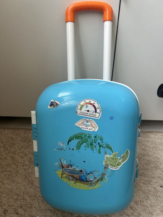 Посуд з чемоданом