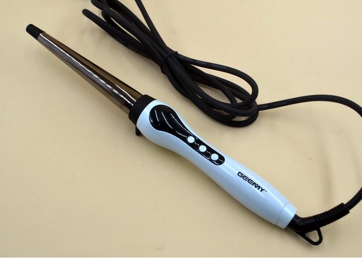 На зображенні показана конусна плойка для волосся Geemy GM-403.