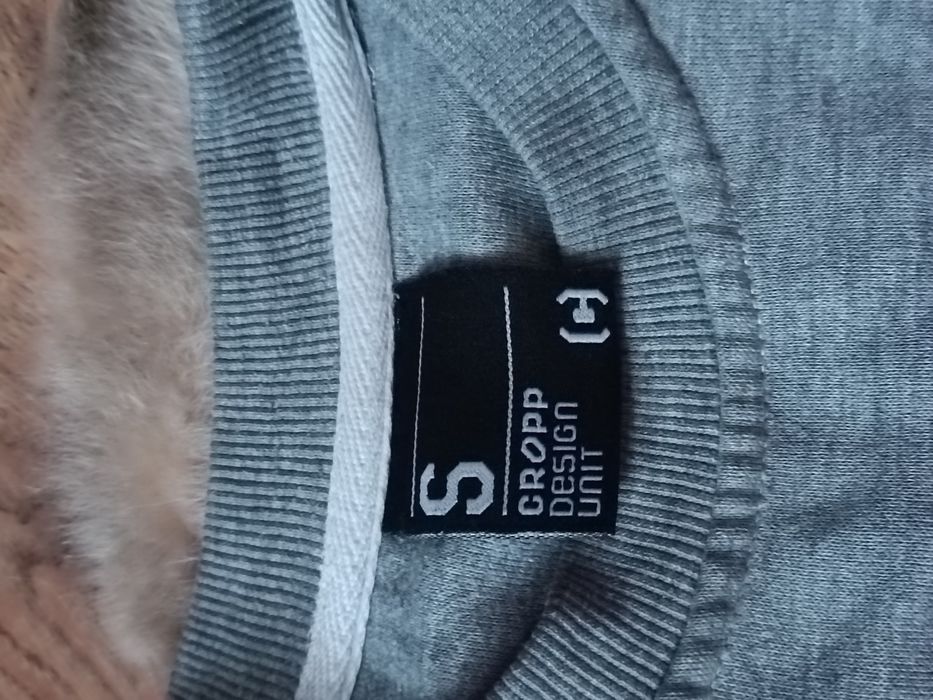 Szara bluza sportowa marki Cropp