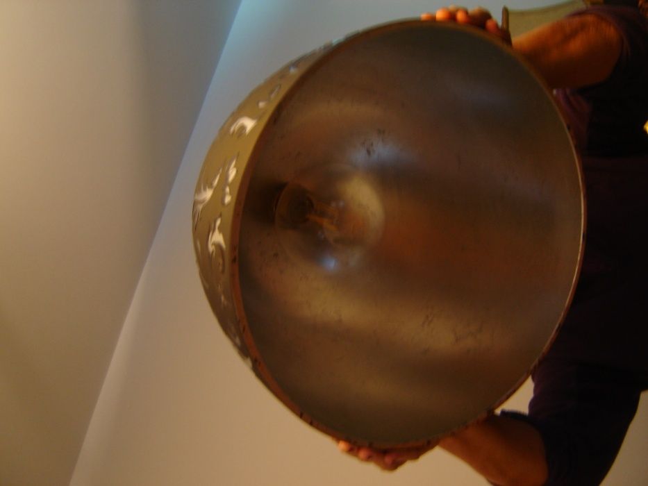 Candeeiro preto e prateado