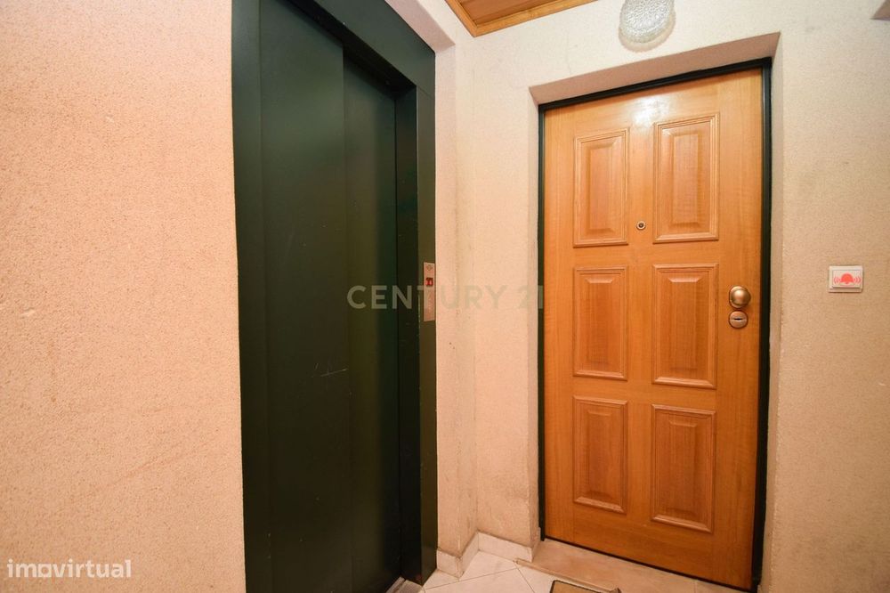T3 Duplex 116m no Carregado em urbanização tranquila com acesso direto