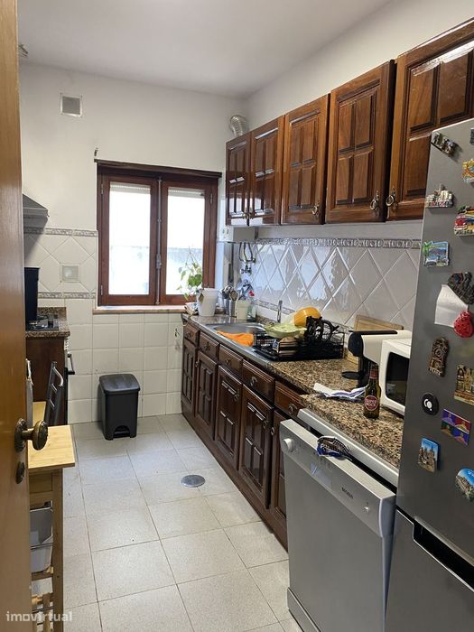 Vende-se T3 com grande espaço exterior em Santa Clara, Coimbra.