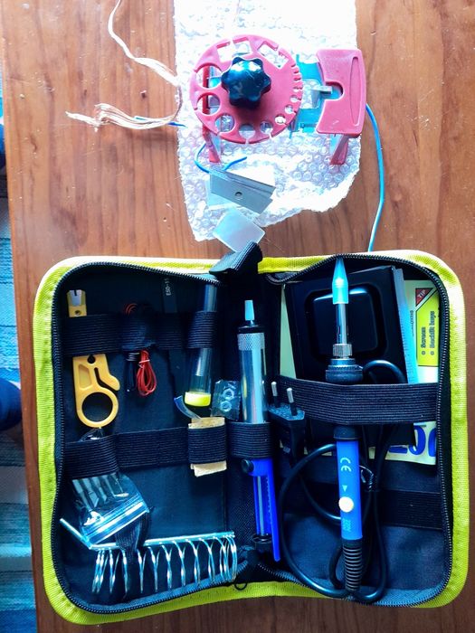 Ferramentas . Ferro de soldar novo. Descarnador de cabos novo