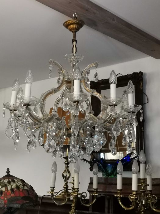 Duży kryształowy żyrandol