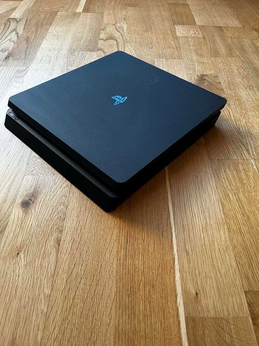 PlayStation 4 slim + 8 gier