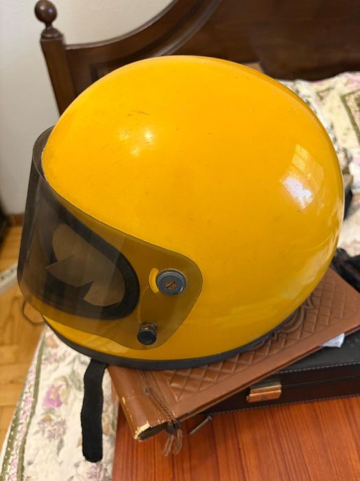 Capacete Vintage Anos 70 Amarelo – Clássico