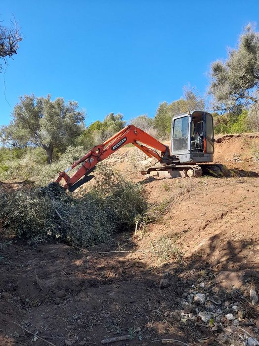 Excavações demolições vedações. Landscaping and excavations
