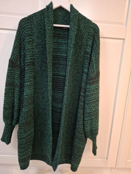 Długi oversize sweter Reserved czarno-zielony boucle rozm. S
