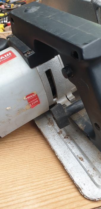 Продам циркулярную торцовочную пилу переворотную"Уралмаш"2200 Watt