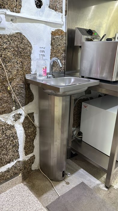 Pia lava mãos com pedal