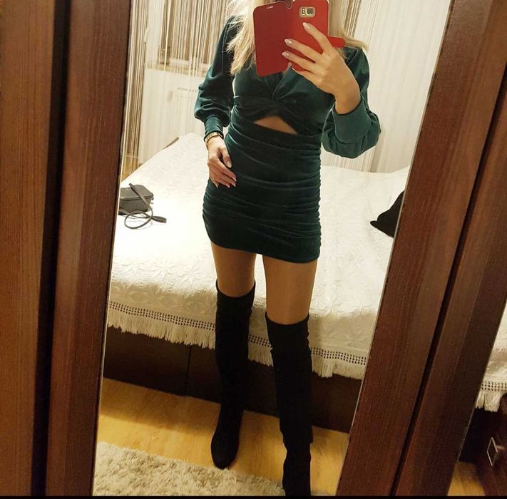 Sukienka welurowa w kolorze butelkowej zieleni