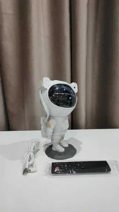 Lampka nocna astronauta – projektor gwiazd
