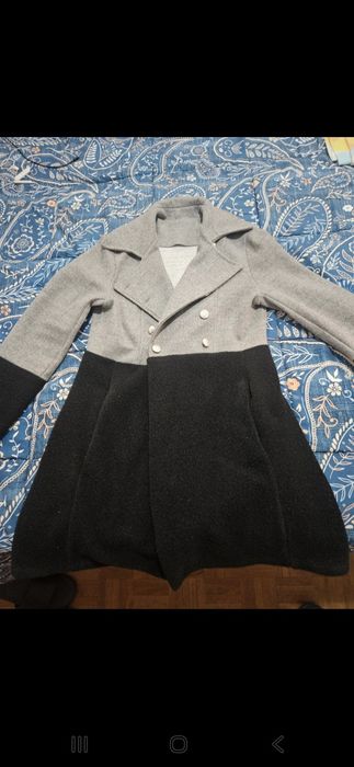 Casaco em cor preto e cinzento