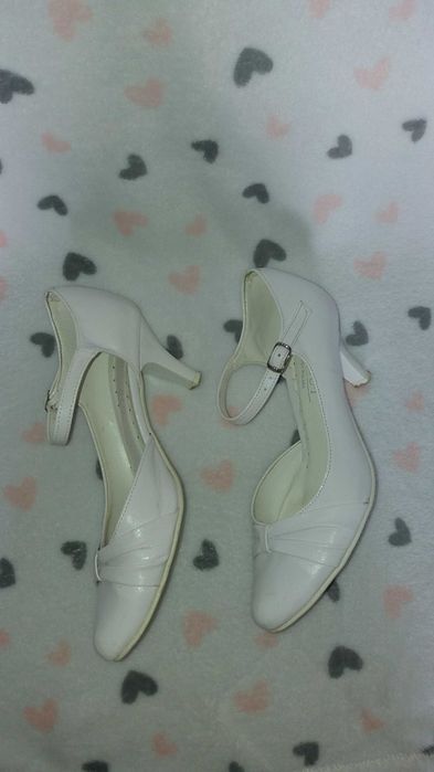 Buty  białe bardzo wygodne ze skóry