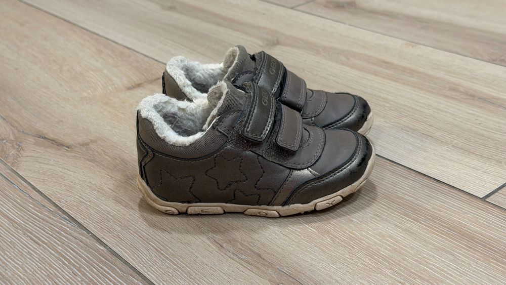 Утеплені дівчачі кросівки Geox