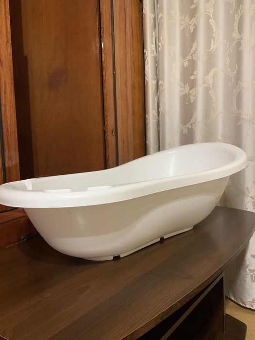 Біленька дитяча ванночка