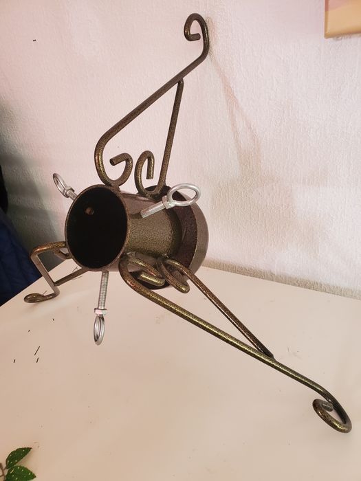 Stojak pod choinkę, metalowy, solodny.