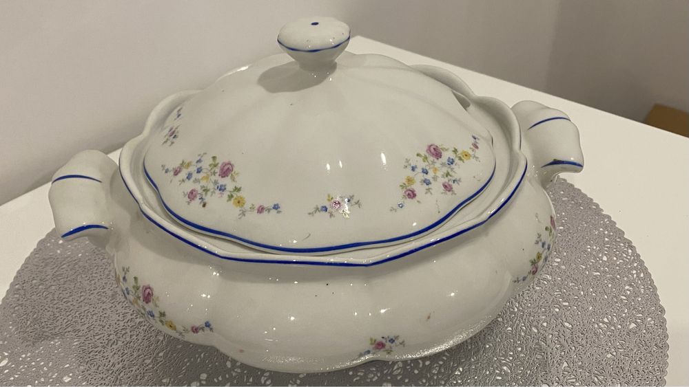 Conjunto de loiça antiga