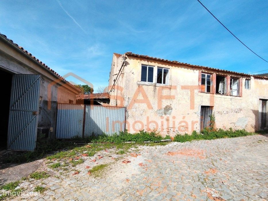 Moradia T4, Com Garagem, Poços, Terreno E Ruinas Em Pedra.