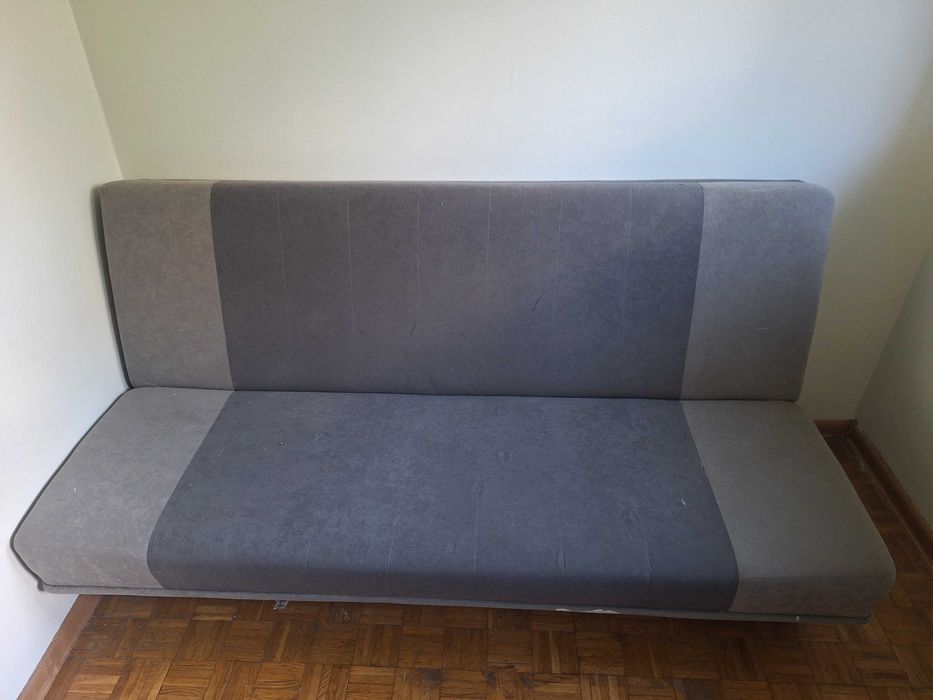 Ciemno szara rozkładana kanapa