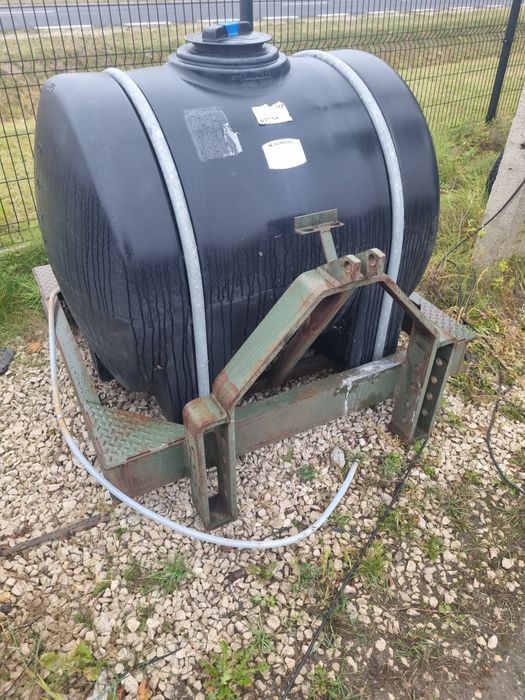 Zbiornik na wodę 850l z mocowaniem do traktora