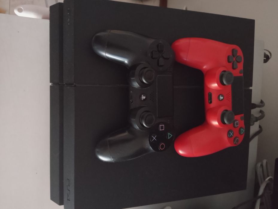 PS4 1TB com 2 comandos e jogos