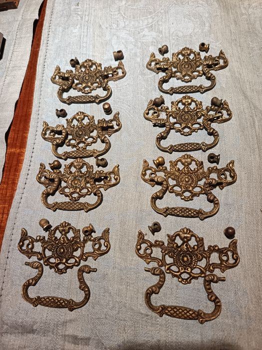 Puxadores e outras peças em latão