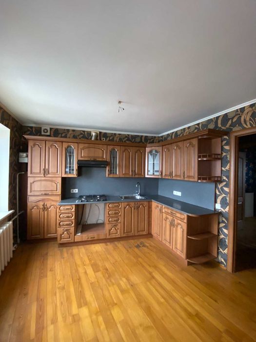 Продам простору 3-кімнатну квартиру на Садах-2