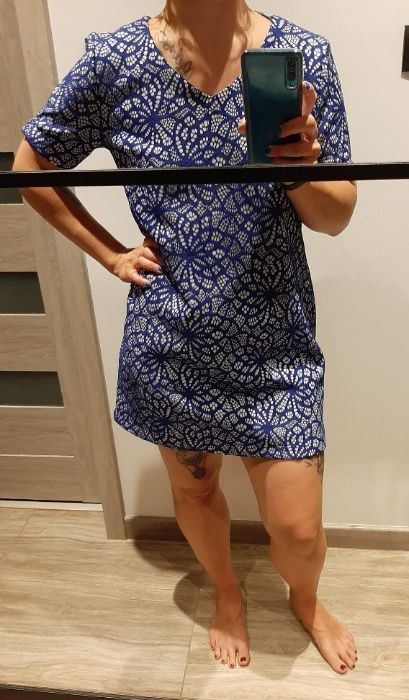 quiosque elegancka niebiesko-biała sukienka midi