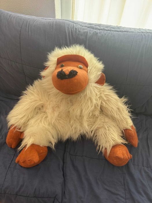 Peluche Gigante Macaco Peludo com Bigode – 50 cm Altura