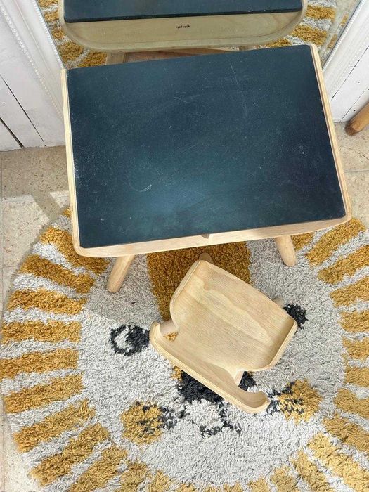 Mesa quadro e cadeiras para criança