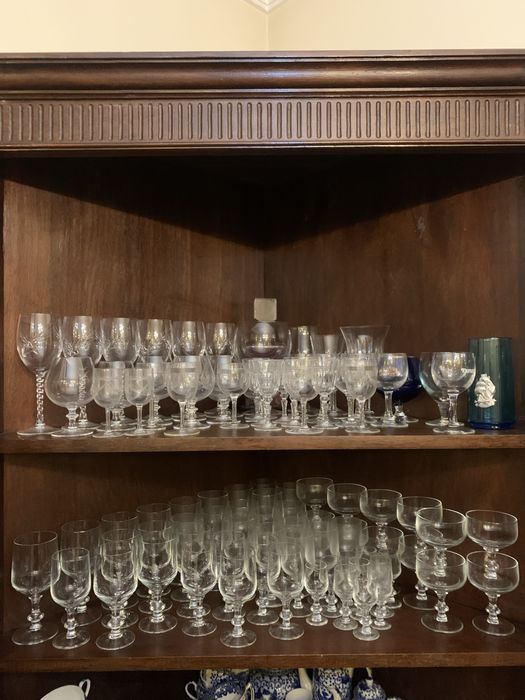 Cristaleira em madeira maciça vintage - Urgente