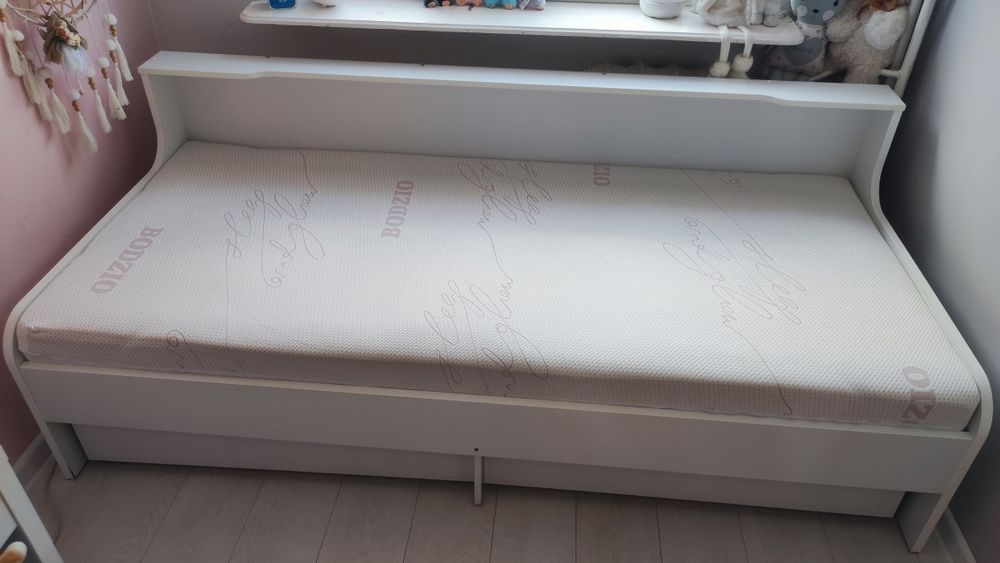 Białe łóżko z szufladami