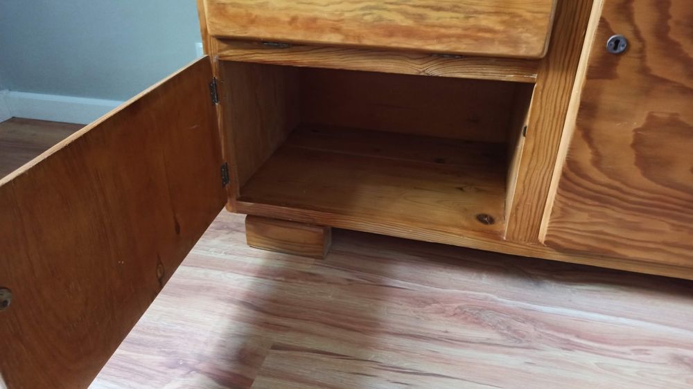 Odnowiony kredens retro PRL