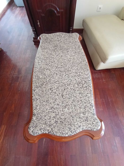 Mesa de centro antiga com o tampo  de mármore
