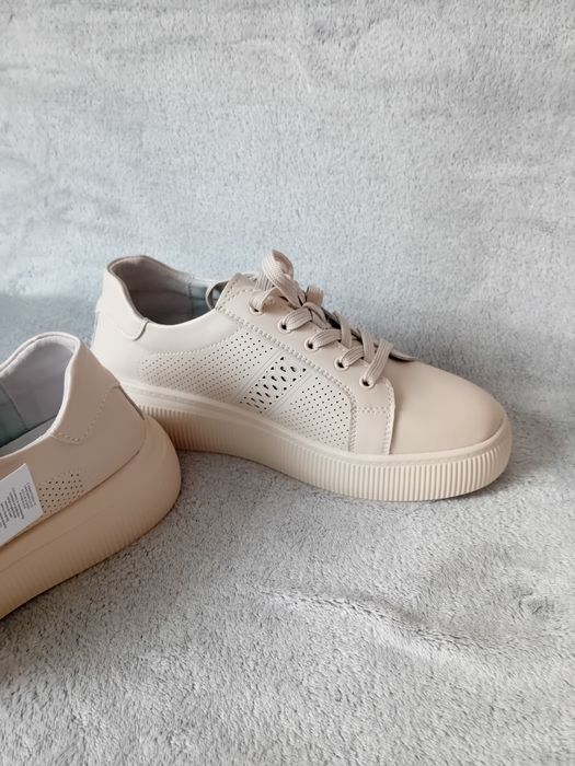 Beżowe sneakersy damskie.
